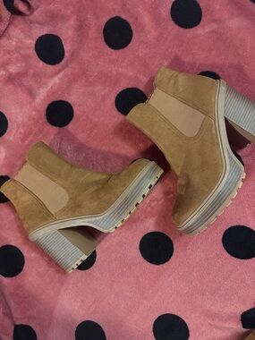 Stylish Brown Neutral Chunky Platform booties size 9